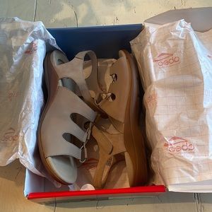 ABEO Women's Brook - Low Heel Sandals in Tan Size 9. New.  Never worn.